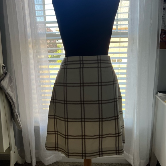 JCrew new w/tags. Sz 12 It is a lined skirt. Material is 55% wool&45% Polyester. - Picture 3 of 3